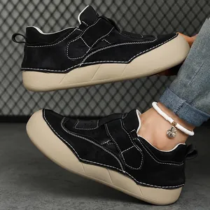 Dettaglio di scarpe pane nere da donna con suole beige spesse e cuciture a contrasto