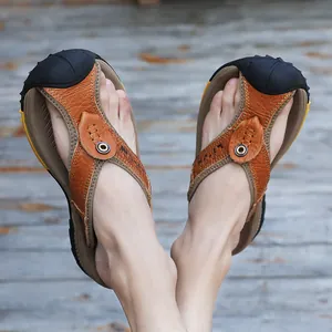 Langlebige Herren-Leder-Flip-Flops mit Zehenschutzkappe für Outdoor und Strand.