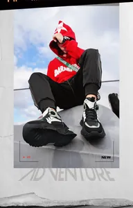 Streetstyle-Ansicht von Herren-High-Top-Sneakern mit Drehverschluss und dicker Sohle