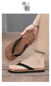Detaillierte Nahaufnahme hochwertiger Herren-Flip-Flops mit braunem Fußbett und Riemen