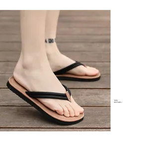 Hochwertige rutschfeste Herren-Flip-Flops für Sommerstrand und Außen auf Holzdeck