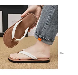 Detaillierte Nahaufnahme von braunen Herren-Flip-Flops mit bequemen weißen Stoffriemen