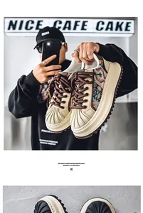 Detalle de zapatillas con plataforma y puntera de concha con coloridos patrones tejidos
