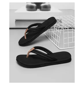 Detailansicht von schwarzen Herren-Flip-Flops mit gepolsterten Riemen für den Strand.