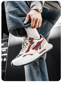 Detailansicht stilvoller Herren-Sneaker mit dicker Sohle und bunten Ethno-Mustern