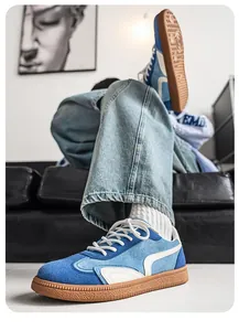 Gros plan détaillé des baskets d'entraînement allemandes bleues et blanches stylées
