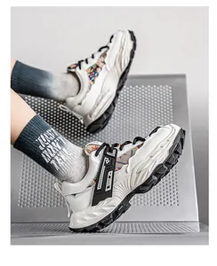 Λεπτομερής πλάγια όψη ανδρικών chunky sneakers με χοντρές σόλες και πολύχρωμα σχέδια