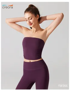 Detailopname van paarse geplooide tube top en bijpassende sportleggings met hoge taille