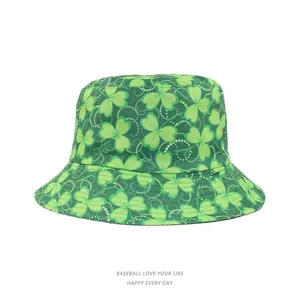 Bob de la Saint-Patrick avec imprimé trèfles verts pour protection solaire et fête.