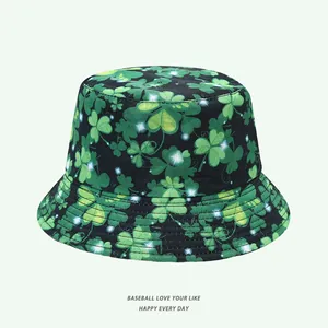 Détail du chapeau bob de la Saint-Patrick avec un imprimé de trèfles verts très dynamique.