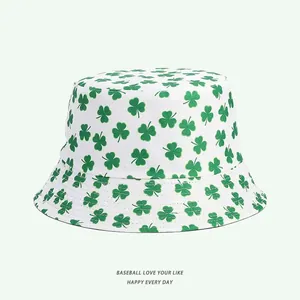 Détail d'un chapeau bob blanc avec des imprimés de trèfles verts pour la Saint-Patrick