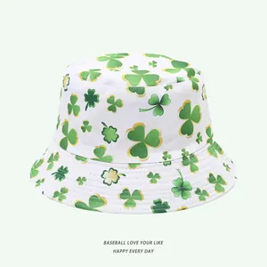 Vue détaillée d'un chapeau bob blanc pour la Saint-Patrick avec des trèfles verts