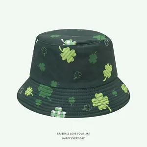 Détail d'un chapeau bob vert foncé Saint-Patrick avec des imprimés de trèfles verts