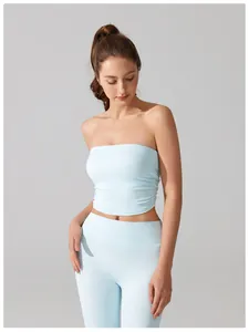 Detailweergave van een lichtblauwe strapless geplooide yoga-top voor dames fitness