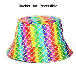 Vue détaillée d'un chapeau bob réversible avec un motif d'écailles de sirène arc-en-ciel