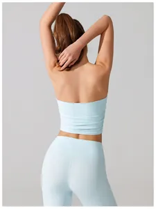 Achteraanzicht van lichtblauwe strapless yogaset met geplooid topje en bijpassende legging