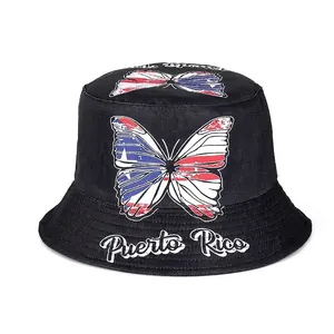 Vue détaillée du chapeau bob réversible noir avec motif de papillon drapeau Porto Rico