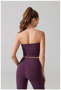 Gedetailleerd achteraanzicht van een paarse geplooide bandeau yoga top en bijpassende legging