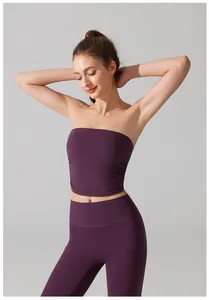 Detailopname van paarse geplooide strapless tube top voor yoga en sportieve fitness