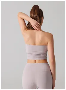 Gedetailleerd achteraanzicht van een paarse strapless geplooide top voor fitness.