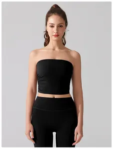 Vooraanzicht detail van zwarte strapless sport tube top met geplooide stof