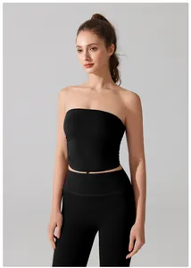 Detailweergave van een slank zwart strapless bandeau-topje voor sport en fitness