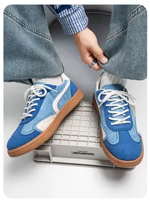 Détail des baskets GAT en daim bleu avec des semelles en gomme épaisses et durables