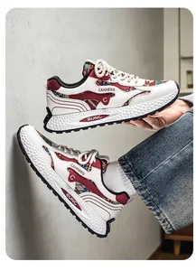 Detailansicht stilvoller weißer Dad-Sneaker mit roten und bunten Musterelementen