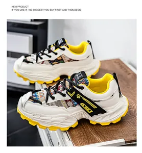 Κοντινό πλάνο με ανδρικά chunky dad sneakers με κίτρινες λεπτομέρειες και πλεκτά
