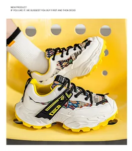 Λεπτομερής προβολή ανδρικών chunky sneakers με έθνικ σχέδια και έντονες κίτρινες σόλες