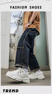 Λεπτομέρεια των λευκών ανδρικών sneakers με σόλα πλατφόρμα σε μοντέρνο αστικό στυλ.