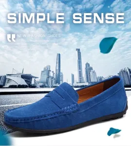 Mocassins en daim bleu pour hommes avec coutures classiques et semelle plate confortable.