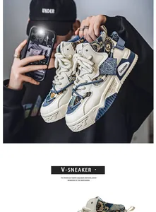 Primo piano di sneakers retrò in tela e pelle con motivi paisley colorati e suole spesse