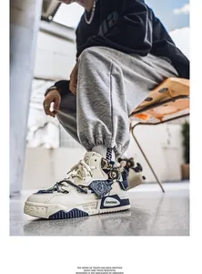 Vista dettagliata di sneaker vintage da uomo con design paisley e orsetto patch