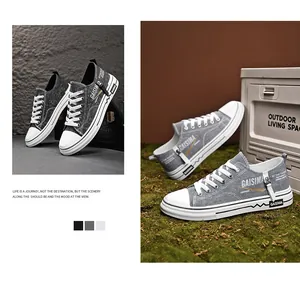 Vista dettagliata di sneaker in tela traspirante con trama denim e design stringato
