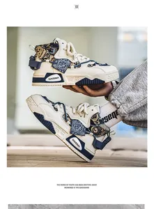 Dettaglio di sneaker high-top retrò con motivo a orsetto paisley e pannelli in tela.