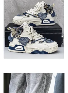 Vista dettagliata di sneaker alte retrò con patchwork di tela e pelle a motivi floreali.