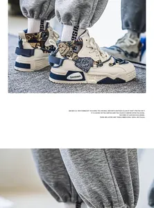 Dettaglio ravvicinato di sneaker alte retrò con motivi paisley e orso vintage