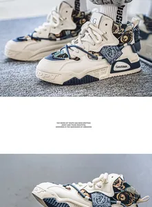 Vista dettagliata delle scarpe in tela e pelle retrò da uomo con motivo a orso