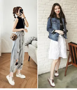 Vue détaillée de baskets blanches décontractées pour femmes avec tenues tendance