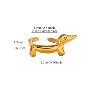 Misure e dimensioni dettagliate per l'anello aperto bassotto dorato in acciaio inox.