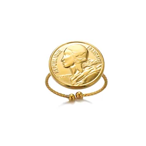 Detalle macro del anillo de moneda en acero dorado con motivo Republique Francaise