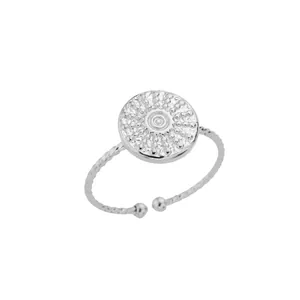 Detalle de anillo ajustable de acero inoxidable con disco de sol texturizado y banda de cuerda trenzada