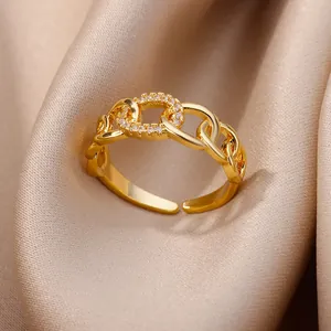 Primer plano de anillo ajustable de eslabones dorados con circonitas