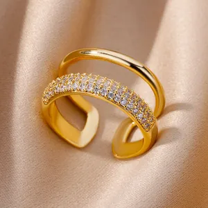 Primer plano de un anillo de acero inoxidable dorado de doble capa con piedras brillantes.