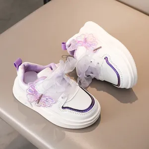 Dettaglio sneakers bianche per bambina con paillettes a farfalla viola e fiocco