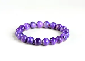 Détail d'un bracelet en perles de charoïte violette naturelle au lustre soyeux