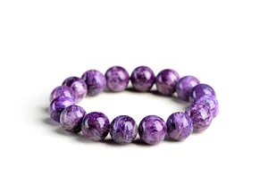 Vue macro détaillée du bracelet en perles de charoïte naturelle aux textures uniques