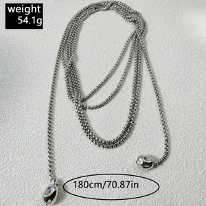 Collar de cuentas plateadas de 180 cm de largo con colgantes de formas orgánicas