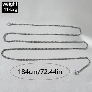 Detalle de un collar largo de 184 cm con cadena plateada texturizada y colgantes